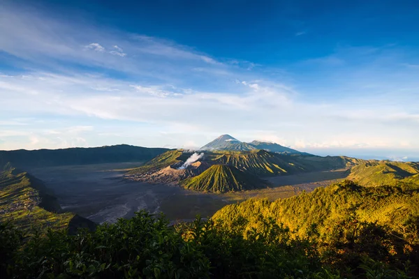 Monte Bromo vulcões em Bromo Tengger Semeru National Park — Fotografia de Stock