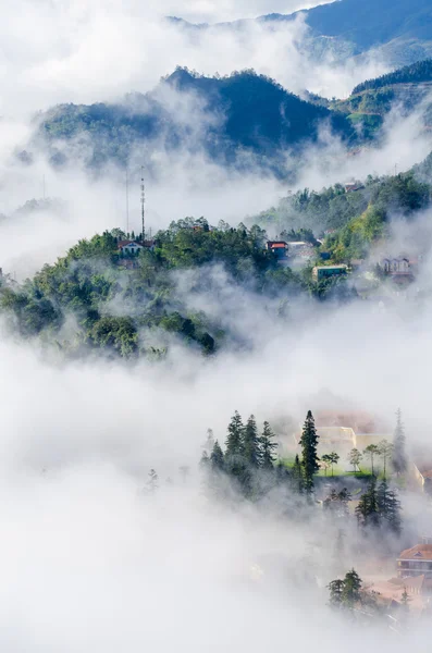 Sapa vallei stad in de mist in de ochtend, vietnam — Stockfoto