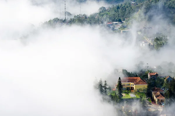 La ville de la vallée de Sapa dans la brume le matin, Vietnam — Photo