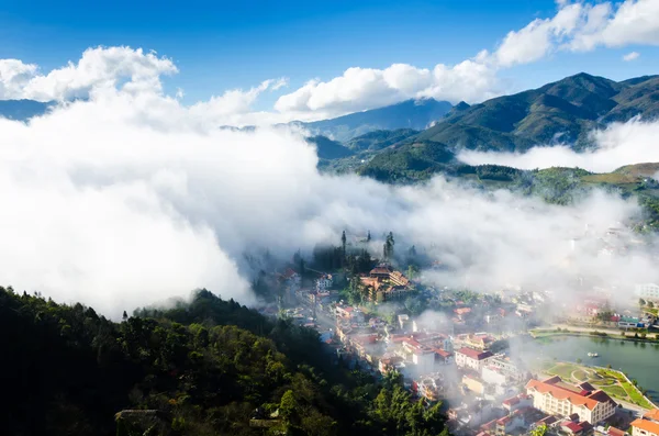 Sapa città valle nella nebbia al mattino, Vietnam — Foto Stock