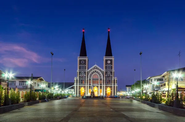 Chiesa cattolica con un bel tempo crepuscolare — Foto Stock