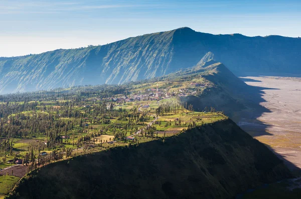 Pueblo en el Monte Bromo en el Parque Nacional Bromo Tengger Semeru — Foto de Stock