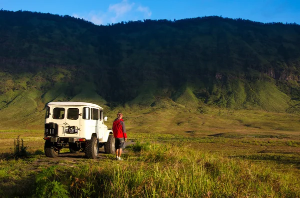 Turistas Jeep para alquiler turístico en el Monte Bromo —  Fotos de Stock