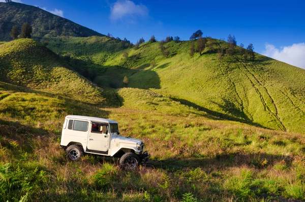 Jeep turystów na turystyczne Wynajem na górze bromo — Zdjęcie stockowe