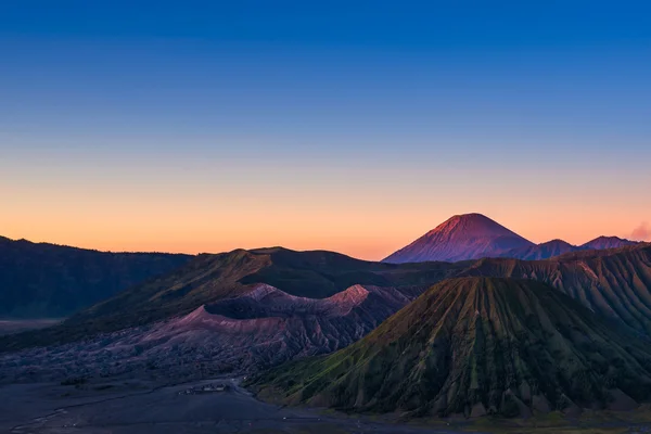 Monte Bromo vulcões em Bromo Tengger Semeru National Park — Fotografia de Stock