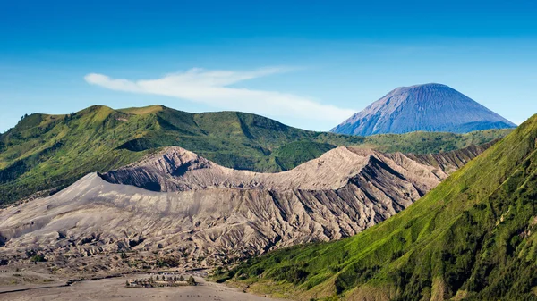 装载溴溴腾格里 semeru 国家公园的火山 — 图库照片