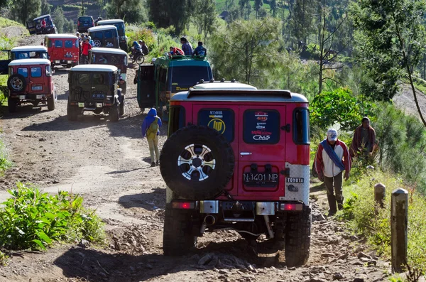 Toeristen jeep voor toeristische huur op mount penanjakan — Stockfoto