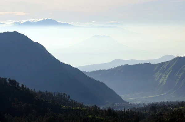 Montanha perto do Monte Bromo no Parque Nacional Bromo Tengger Semeru — Fotografia de Stock