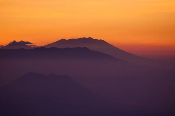 Salida del sol en la montaña cerca de los volcanes del Monte Bromo en Bromo Tengger — Foto de Stock