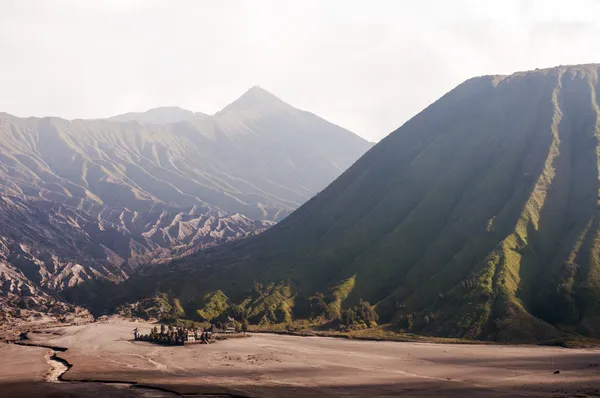 装载溴溴腾格里 semeru 国家公园的火山 — 图库照片