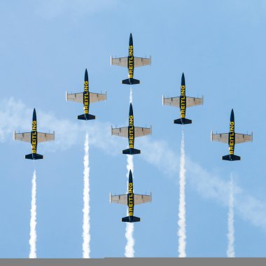 breitling jet ekibi tarafından düzgün akrobasi oluşumları