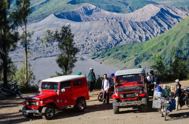 mount penanjakan kira turist için turistlerin jeep