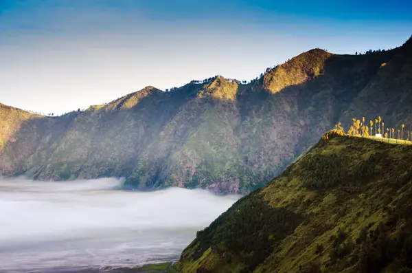 Góry w pobliżu górze bromo w bromo tengger semeru national park, — Zdjęcie stockowe