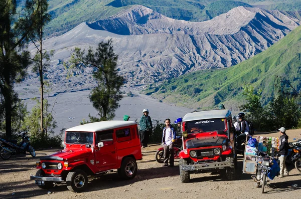 Jeep de turistas para aluguel turístico no Monte Penanjakan — Fotografia de Stock