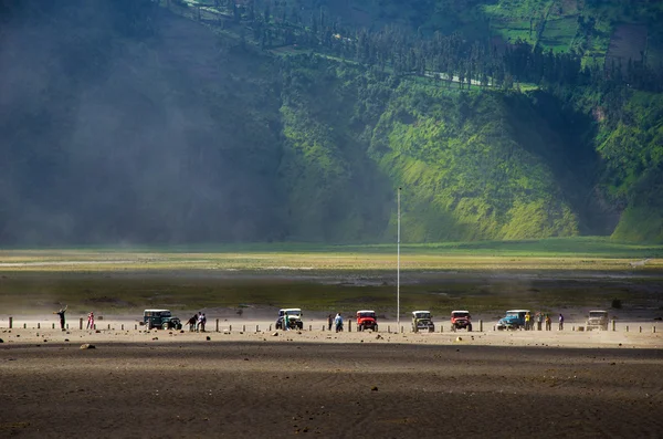 Turistas Jeep para alquiler turístico en el Monte Bromo —  Fotos de Stock