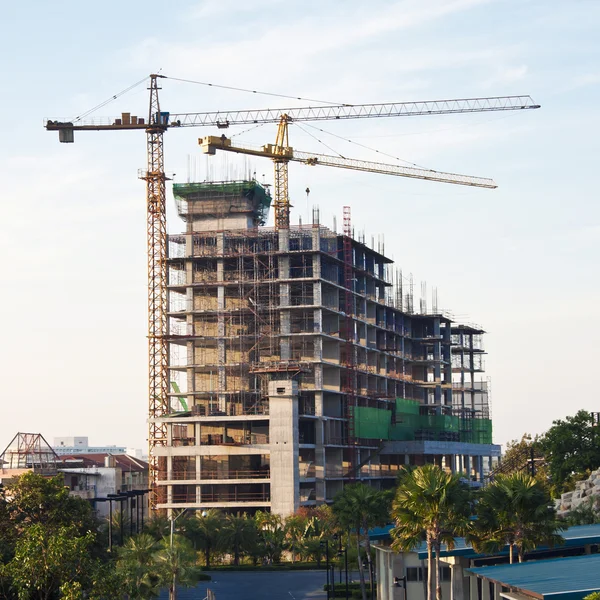 Guindastes de construção industrial e canteiro de obras — Fotografia de Stock