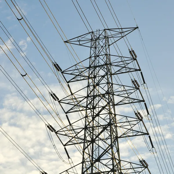 Linha de transmissão de energia elétrica — Fotografia de Stock