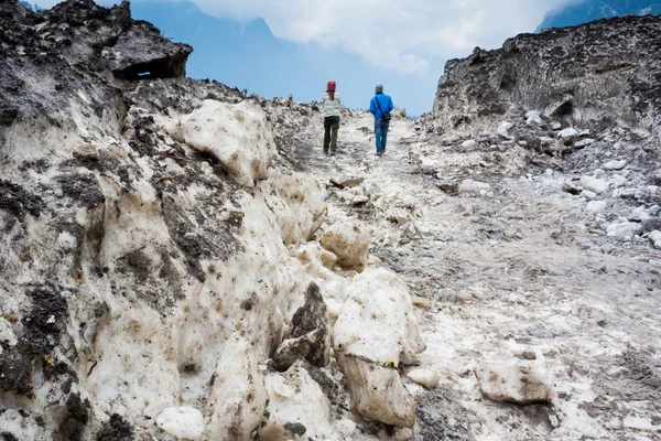 Turister på yumthang valley snö field i norra sikkim, Indien — Stockfoto