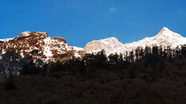 Montanha de neve com céu azul em Sikkim, Índia — Fotografia de Stock