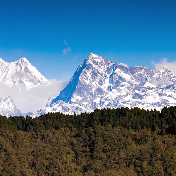 Montagne de neige avec ciel bleu au Sikkim, Inde — Photo