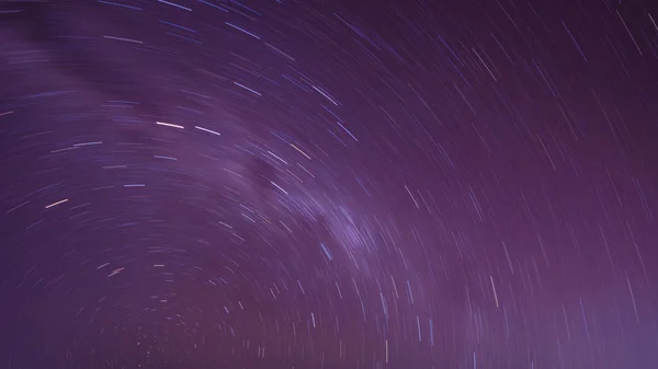 Imagine extrem de lungă de expunere care arată trasee stelare deasupra Bromo — Fotografie, imagine de stoc