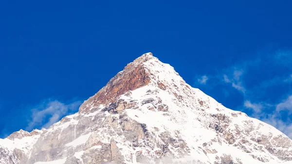 Montagna di neve con cielo blu a Sikkim, India — Foto Stock
