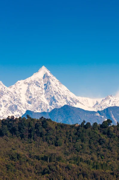 Śniegu góry błękitne niebo w sikkim, Indie — Zdjęcie stockowe