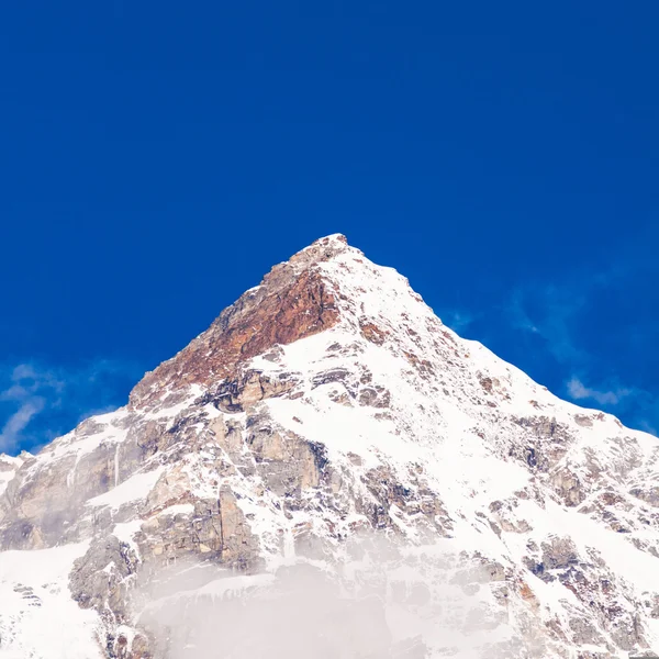 Montanha de neve com céu azul em Sikkim, Índia — Fotografia de Stock