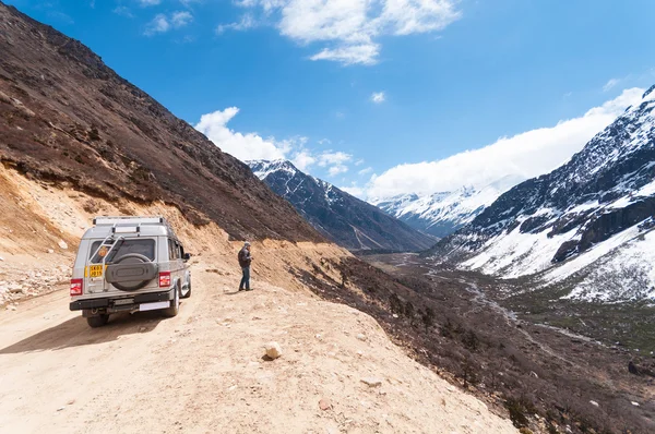 Jeep turystyczny w dolinie chopta w sikkim, Indie — Zdjęcie stockowe