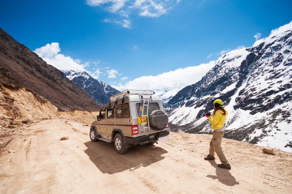 Jeep turistica nella valle di Chopta a Sikkim, India — Foto Stock