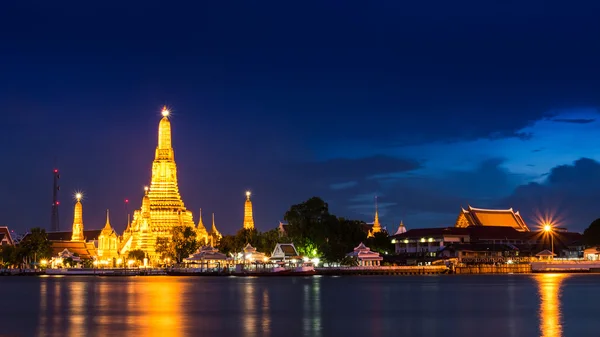 Zmierzch czas widok świątyni wat arun w bangkok Tajlandia — Zdjęcie stockowe