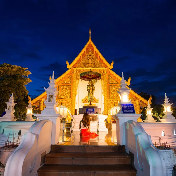 Tempio di Prasing al crepuscolo a Chiang Mai, Thailandia — Foto Stock
