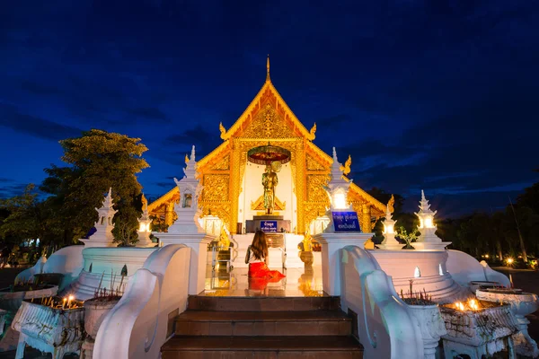 黄昏时分在泰国清迈容貌寺 — 图库照片