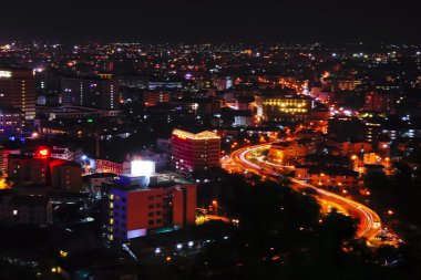 büyük şehirde gece trafik