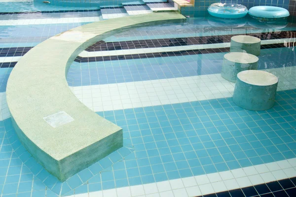 Swimming pool at hotel — Stock Photo, Image