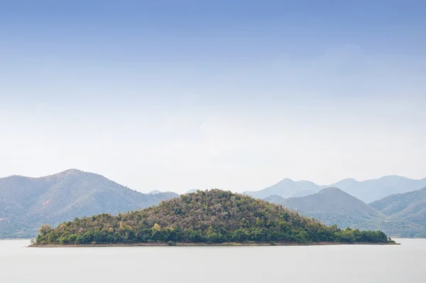 Paisaje de muchas montañas con río —  Fotos de Stock