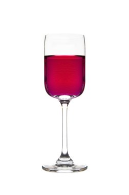 Kırmızı şarap kadehi beyaz arkaplanda izole edilmiş.
