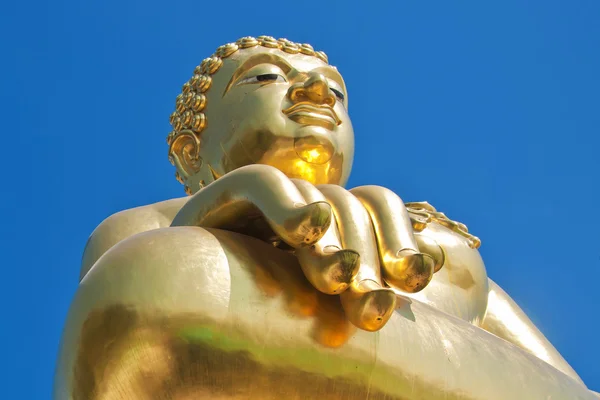 Große goldene Buddha-Statue mit blauem Himmel am goldenen Dreieck — Stockfoto