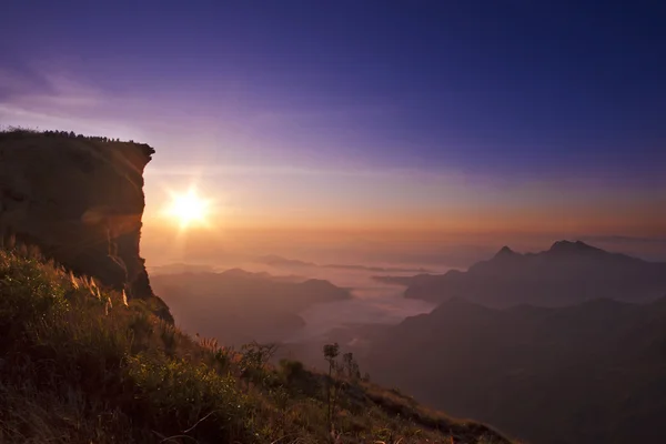 Cena do nascer do sol com o pico da montanha a — Fotografia de Stock