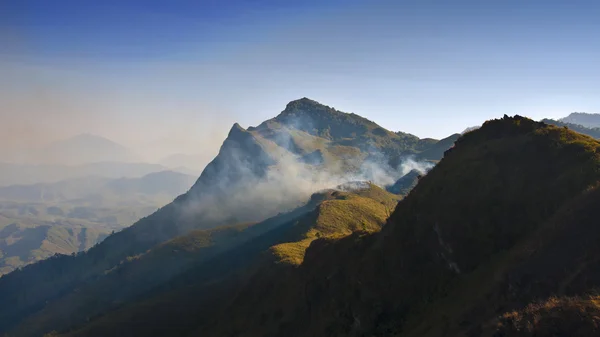 Krásný večer pohled a čas západu slunce Mountain — Stock fotografie