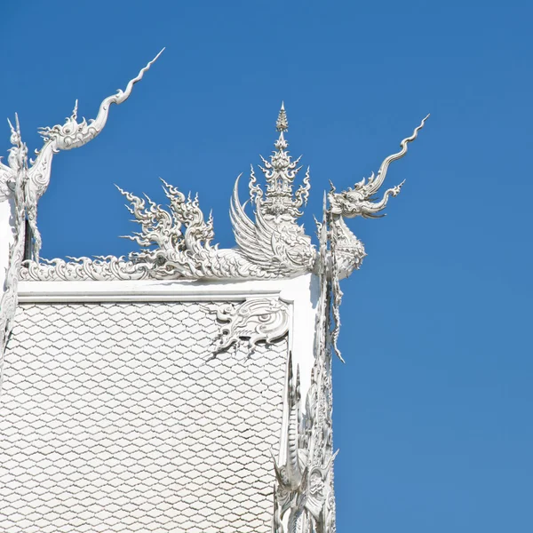 O nome do templo tailandês é Wat Rong Khun em Chiang Rai, Tailândia — Fotografia de Stock