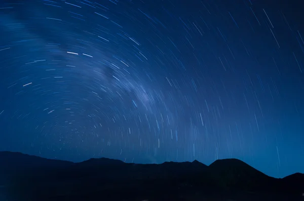 Extreme long exposure image showing star trails above the Bromo — Stock Photo, Image