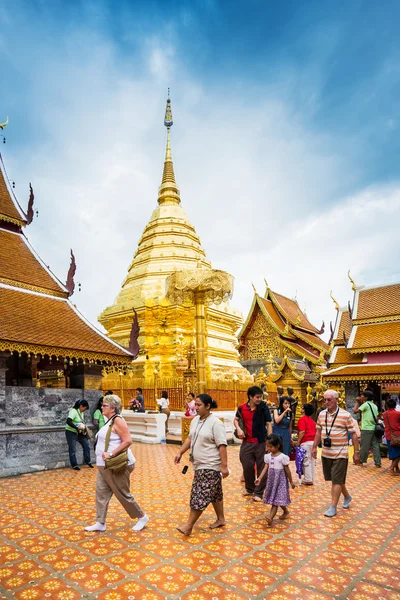 CHIANGMAI - OCTOBER 23: Tourists come to pray at the Doi Suthep — Stock Photo, Image