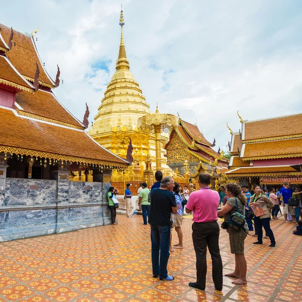 CHIANGMAI - OCTOBER 23: Tourists come to pray at the Doi Suthep — Stock Photo, Image