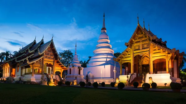 Prasing Temple en la hora del crepúsculo en Chiang Mai, Tailandia —  Fotos de Stock