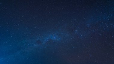 Yıldızlar gökyüzünü üzerinde gösterilen aşırı uzun pozlama görüntü