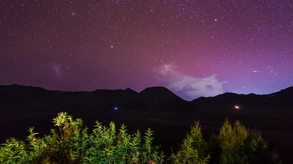 Imagen de larga exposición extrema que muestra senderos estelares por encima del Bromo —  Fotos de Stock
