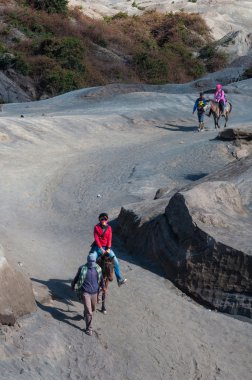 ourists Dağı bromo, aktif yanardağ, ata binmek