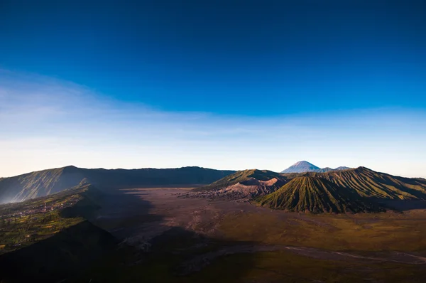 装载溴溴腾格里 semeru 国家公园的火山 — 图库照片