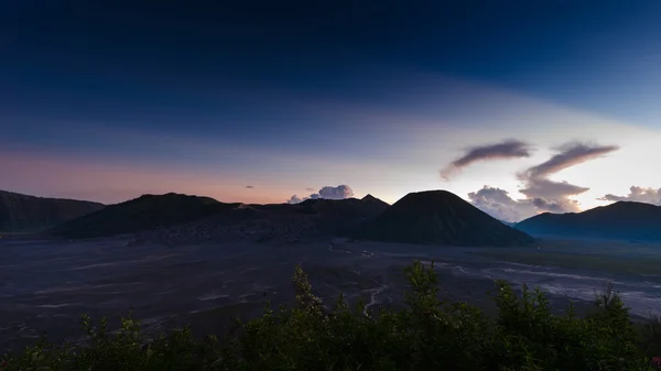 Mount bromo vulkaner i bromo Tenggers semeru national park — Stockfoto